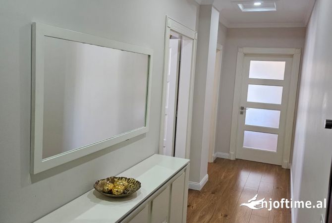 Shtepi ne shitje Apartament ne Tirane, 2+1, Mobilimi E mobiluar, Pagesa 190,500  Euro.