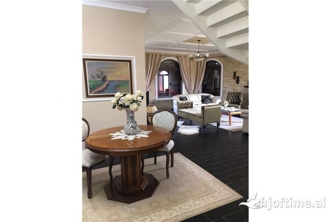 Shtepi ne shitje Vila Luksoze ne Tirane, 4+1, Mobilimi E mobiluar, Pagesa 420,000  Euro.