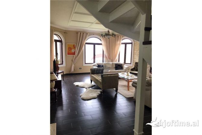 Shtepi ne shitje Vila Luksoze ne Tirane, 4+1, Mobilimi E mobiluar, Pagesa 420,000  Euro.
