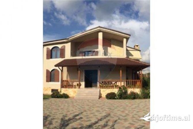 Shtepi ne shitje Vila Luksoze ne Tirane, 4+1, Mobilimi E mobiluar, Pagesa 420,000  Euro.