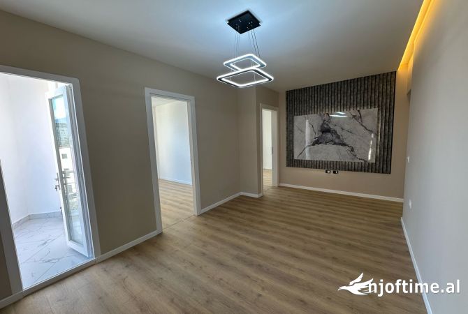 Shtepi ne shitje Apartament ne Tirane, 2+1, Mobilimi Pjeserisht e mobiluar, Pagesa 195,000  Euro.