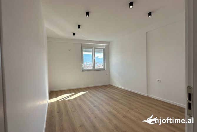 Shtepi ne shitje Apartament ne Tirane, 2+1, Mobilimi Pjeserisht e mobiluar, Pagesa 195,000  Euro.
