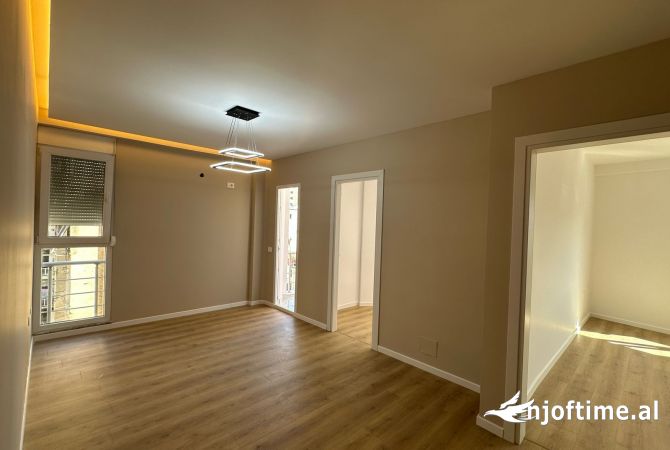 Shtepi ne shitje Apartament ne Tirane, 2+1, Mobilimi Pjeserisht e mobiluar, Pagesa 195,000  Euro.