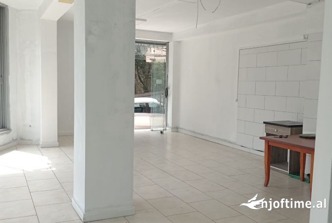 Okazion! Shitet dyqan 78m2 te kodra e diellit, prane kopshtit botanik