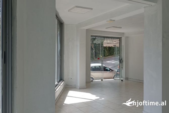 Okazion! Shitet dyqan 78m2 te kodra e diellit, prane kopshtit botanik