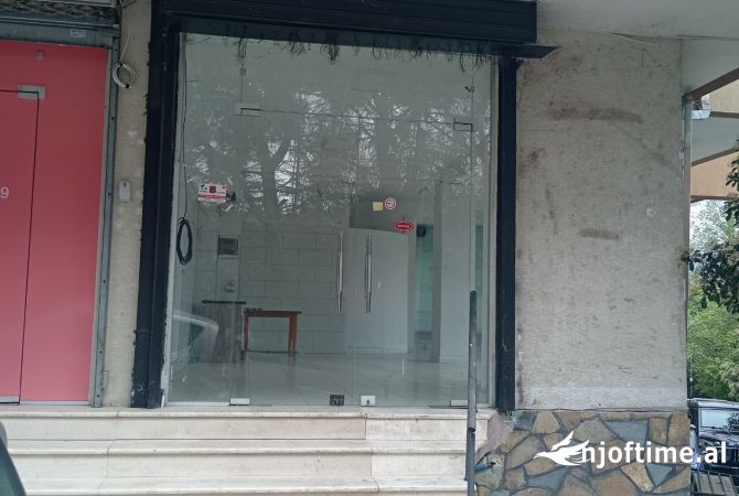 Ambiente Commerciale in Vendita 1+1 a Tirana - 155,000 Euro