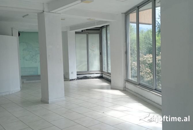 Okazion! Shitet dyqan 78m2 te kodra e diellit, prane kopshtit botanik