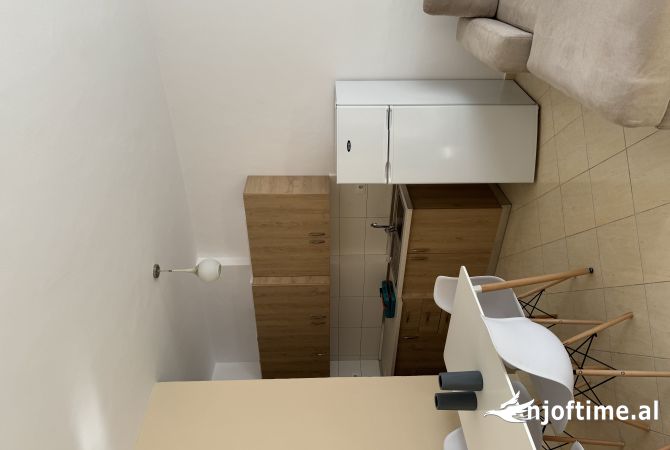 Shtepi me qera Apartament ne Tirane, 1+1, Mobilimi E mobiluar, Pagesa 45,000  Leke.