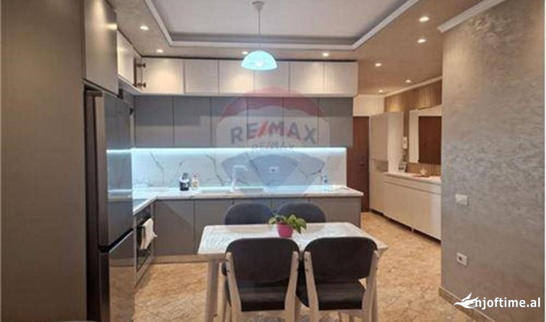 Shtepi me qera Apartament ne Tirane, 2+1, Mobilimi E mobiluar, Pagesa 800  Euro.