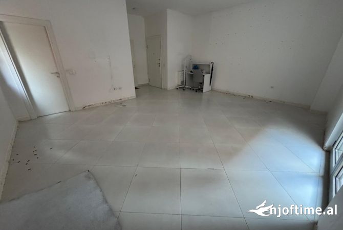 Ambient biznesi me qera 3+1 ne Tirane - 800 Euro