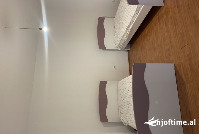 Shtepi me qera Apartament ne Tirane, 2+1, Mobilimi E mobiluar, Pagesa 400  Euro.