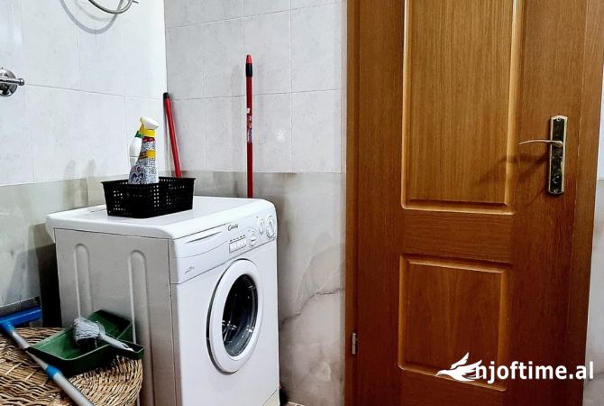 Shtepi me qera Apartament ne Tirane, 2+1, Mobilimi E mobiluar, Pagesa 800  Euro.