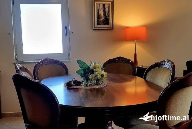 Shtepi me qera Apartament ne Tirane, 2+1, Mobilimi E mobiluar, Pagesa 800  Euro.