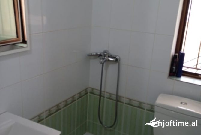 Shtepi me qera Papafingo(kati i catise) ne Tirane, 1+1, Mobilimi E mobiluar, Pagesa 28,000  Leke.