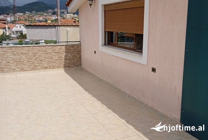 Shtepi me qera Papafingo(kati i catise) ne Tirane, 1+1, Mobilimi E mobiluar, Pagesa 28,000  Leke.