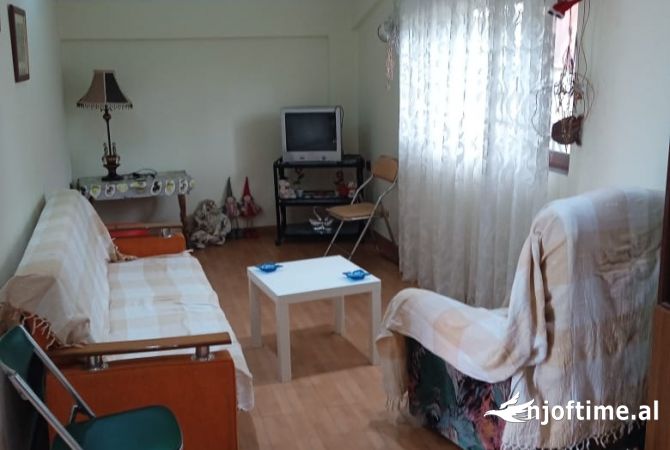 Shtepi me qera Papafingo(kati i catise) ne Tirane, 1+1, Mobilimi E mobiluar, Pagesa 28,000  Leke.