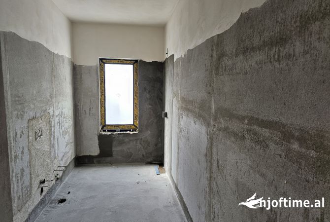 Shtepi ne shitje Apartament ne Tirane, 3+1, Mobilimi Bosh, pa mobiluar, Pagesa 520,000  Euro.