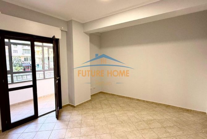 Shtepi ne shitje Apartament ne Tirane, 3+1, Mobilimi Bosh, pa mobiluar, Pagesa 295,000  Euro.