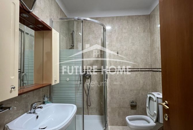 Shtepi ne shitje Papafingo(kati i catise) ne Tirane, 2+1, Mobilimi E mobiluar, Pagesa 168,000  Euro.