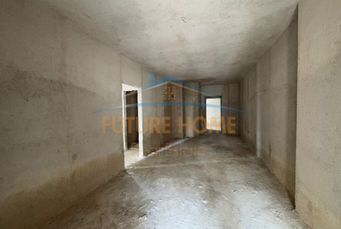 Shtepi ne shitje Apartament ne Tirane, 3+1, Mobilimi Bosh, pa mobiluar, Pagesa 131,000  Euro.