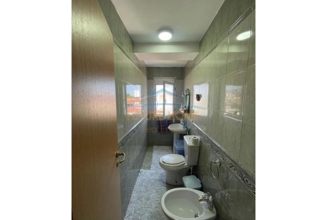 Shtepi ne shitje Apartament ne Tirane, 3+1, Mobilimi E mobiluar, Pagesa 150,000  Euro.