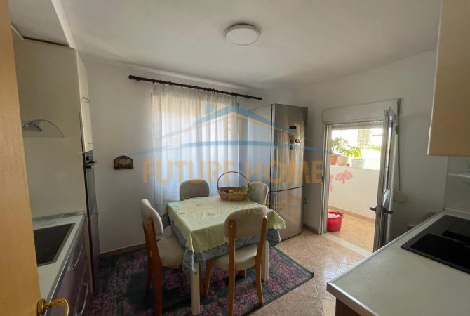 Shtepi ne shitje Apartament ne Tirane, 3+1, Mobilimi E mobiluar, Pagesa 150,000  Euro.