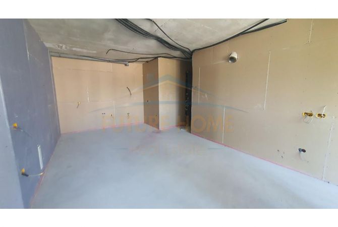 Shtepi ne shitje Apartament ne Tirane, 3+1, Mobilimi Bosh, pa mobiluar, Pagesa 390,000  Euro.