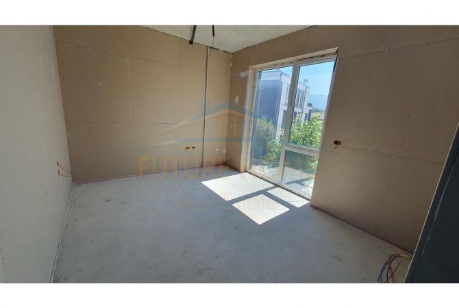 Shtepi ne shitje Apartament ne Tirane, 3+1, Mobilimi Bosh, pa mobiluar, Pagesa 390,000  Euro.