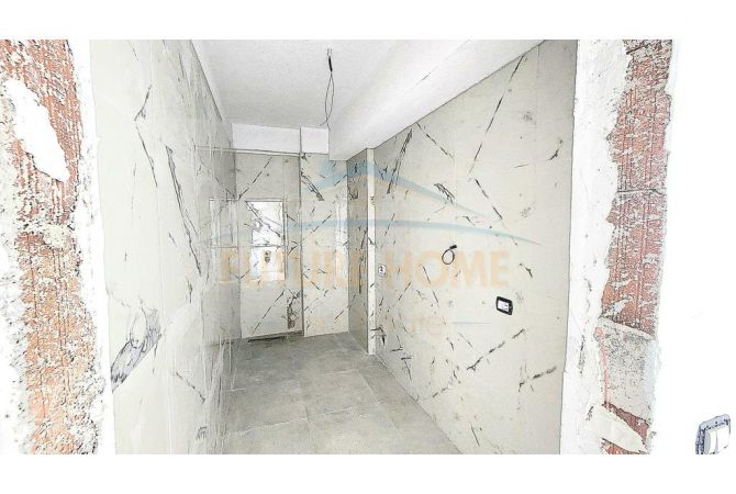 Shtepi ne shitje Apartament ne Tirane, 1+1, Mobilimi Bosh, pa mobiluar, Pagesa 118,500  Euro.