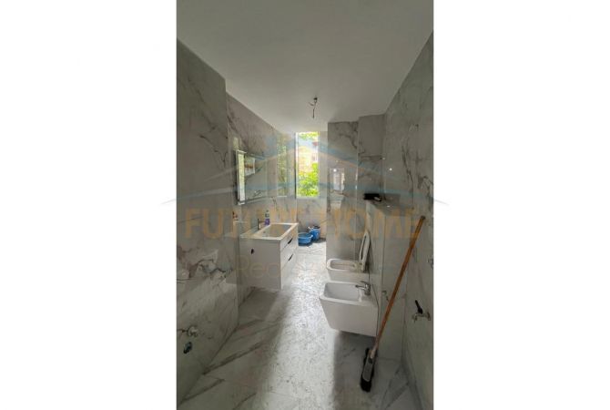 Shtepi ne shitje Apartament ne Tirane, 3+1, Mobilimi Bosh, pa mobiluar, Pagesa 269,000  Euro.