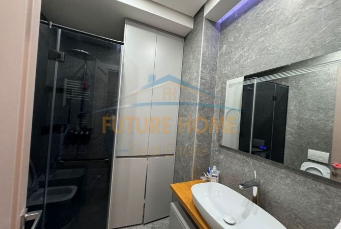 Shtepi ne shitje Papafingo(kati i catise) ne Tirane, 2+1, Mobilimi E mobiluar, Pagesa 530,000  Euro.