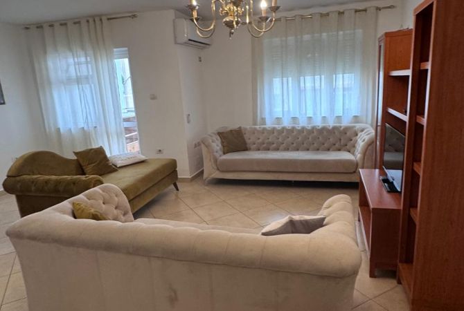 Shtepi me qera Apartament ne Tirane, 5+1, Mobilimi E mobiluar, Pagesa 980  Euro.