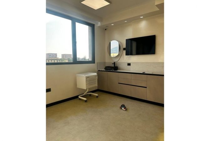 Ambiente Commerciale in Vendita 3+1 a Tirana - 295,000 Euro