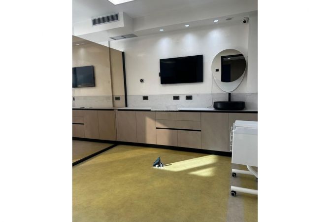 Ambiente Commerciale in Vendita 3+1 a Tirana - 295,000 Euro