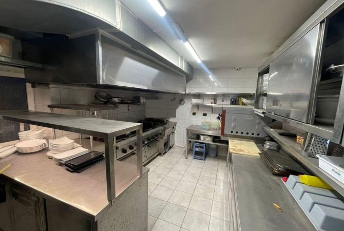 Ambjent biznesi me qera 2+1 ne Tirane - 1,800 Euro
