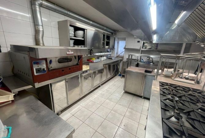 Ambjent biznesi me qera 2+1 ne Tirane - 1,800 Euro