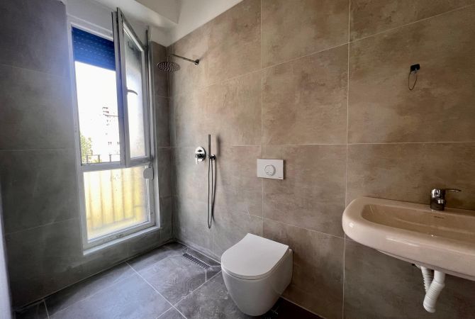 Shtepi ne shitje Apartament ne Tirane, 2+1, Mobilimi Bosh, pa mobiluar, Pagesa 161,500  Euro.