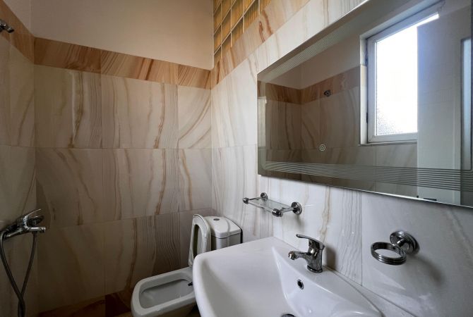 Shtepi me qera Apartament ne Tirane, 3+1, Mobilimi E mobiluar, Pagesa 700  Euro.