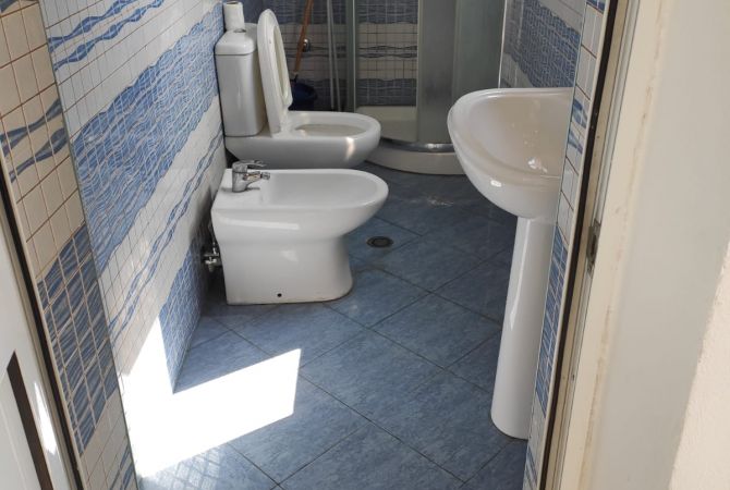 Shtepi ne shitje Apartament ne Tirane, 2+1, Mobilimi Bosh, pa mobiluar, Pagesa 95,000  Euro.