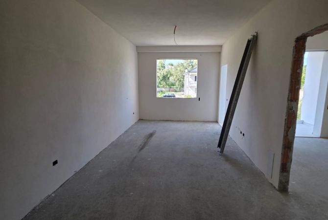 Shtepi ne shitje Apartament ne Tirane, 1+1, Mobilimi Bosh, pa mobiluar, Pagesa 63,000  Euro.