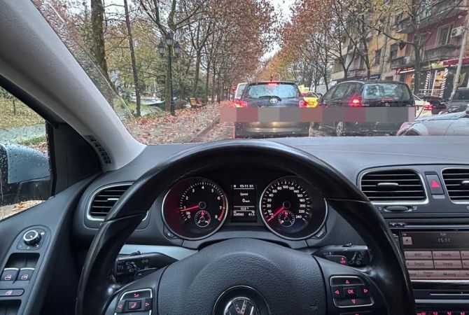 Makina ne shitje ne Tirane, Volkswagen, 2010 Benzine,Kambio Automatik Pagesa 5,000  Euro.
