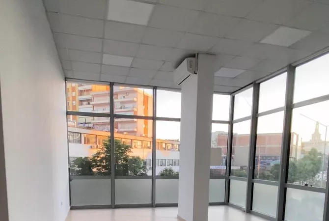 Business Property for Rent 1+1 in Fier - 90,000 Leke