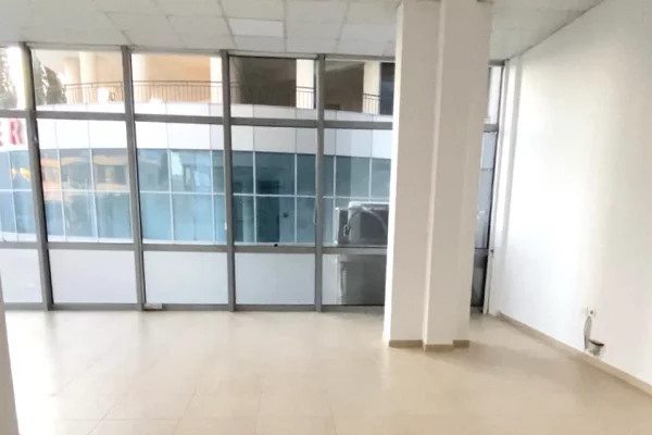 Ambiente Commerciale in Affitto 3+1 a Fier - 80,000 Leke