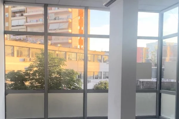 Ambiente Commerciale in Affitto 3+1 a Fier - 80,000 Leke