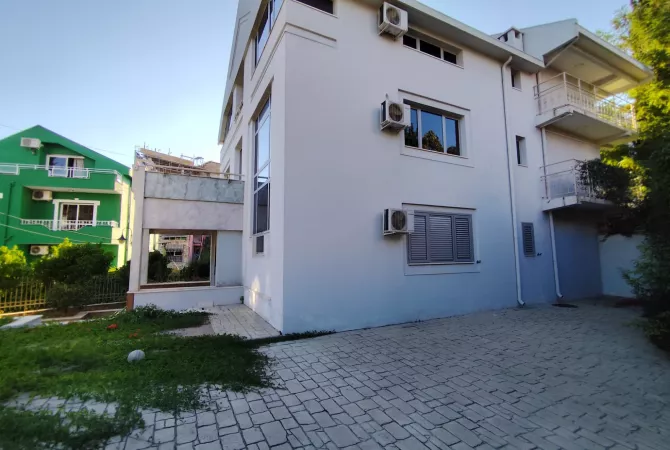 Shtepi me qera 7+1 ne Tirane - 3,500 Euro