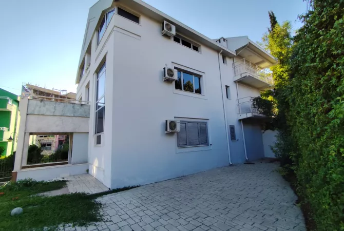 Casa in affitto 7+1 a Tirana - 3,500 Euro