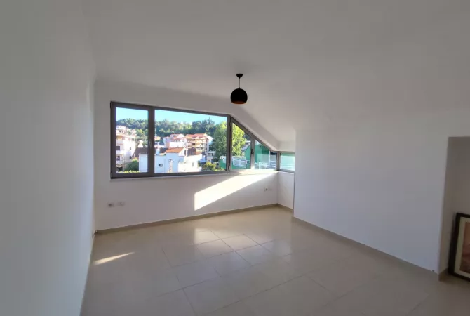 Shtepi me qera Vila Luksoze ne Tirane, 7+1, Mobilimi E mobiluar, Pagesa 3,500  Euro.