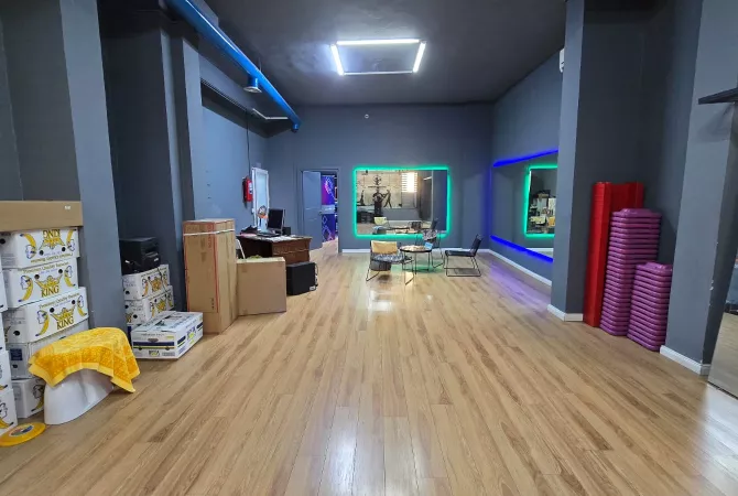 Ambient biznesi me qera 3+1 ne Tirane - 1,000 Euro