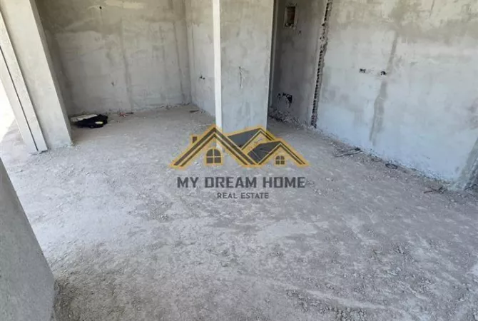 Shtepi ne shitje Apartament ne Durres, 1+1, Mobilimi Bosh, pa mobiluar, Pagesa 201,390  Euro.