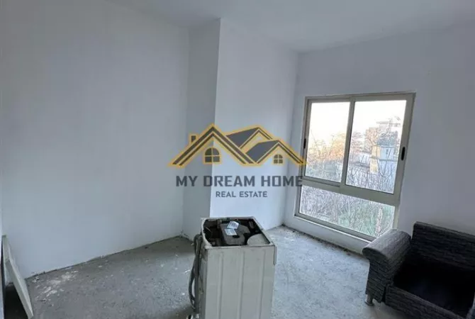 Shtepi ne shitje Apartament ne Durres, 1+1, Mobilimi Bosh, pa mobiluar, Pagesa 75,000  Euro.